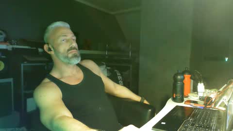 Chico que rico Caliente online show from 20, 2, 2026