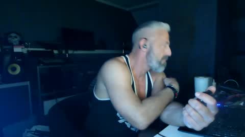 Chico que rico Caliente online show from 23, 4, 2026