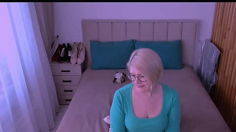 Snapshot of sabrinamacmarren chatting on 6, 5, 2026 Sabrina MacMarren online show from 6, 5, 2026