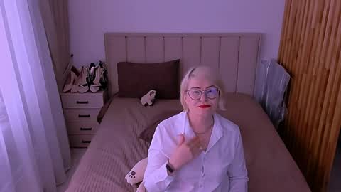 Snapshot of sabrinamacmarren chatting on 1, 6, 2026 Sabrina MacMarren online show from 1, 6, 2026