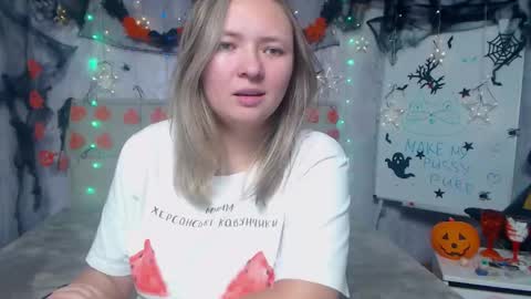 Snapshot of sallyverda chatting on 30, 10, 2025 Sally online show from 30, 10, 2025