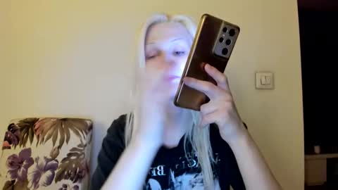 Snapshot of samanthamiasnik1 chatting on 17, 12, 2025 Samantha online show from 17, 12, 2025