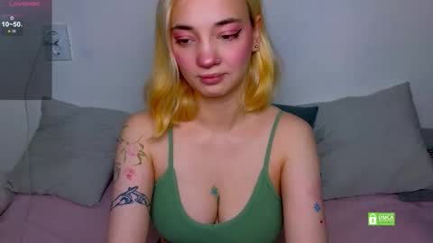 Snapshot of sandra_bell_ chatting on 8, 10, 2025 Sandra online show from 8, 10, 2025