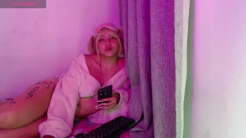 Snapshot of sandy_straw chatting on 17, 10, 2025 sandy_straw online show from 17, 10, 2025