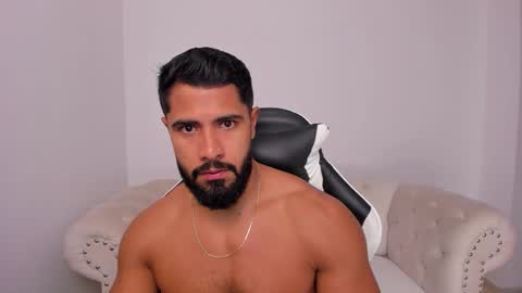 santiago_huntt online show from 10, 1, 2026