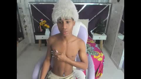 Snapshot of santy_bigcock_01 chatting on 19, 11, 2025 santy online show from 19, 11, 2025