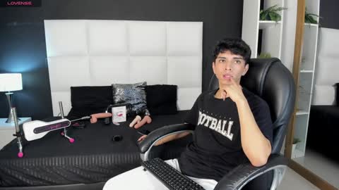 Snapshot of santy_carrington chatting on 5, 12, 2024 Santiago Carrington online show from 5, 12, 2024