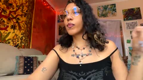 Snapshot of sapphire_honest chatting on 18, 12, 2024 sapphire online show from 18, 12, 2024
