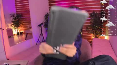 Snapshot of sapphire_venus chatting on 14, 11, 2025 Valerin online show from 14, 11, 2025