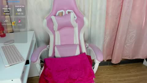 Snapshot of sara_cloudy chatting on 12, 11, 2025 Sara online show from 12, 11, 2025