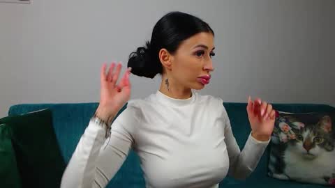 Im Sara I am happy to be here  online show from 30, 11, 2025