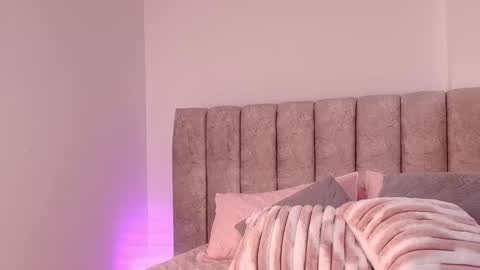 sara_lopee1 online show from 6, 11, 2025