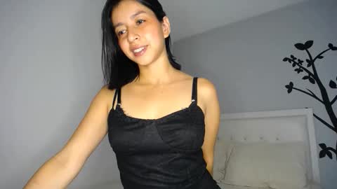 Snapshot of sara_tris chatting on 4, 12, 2025 Sara online show from 4, 12, 2025