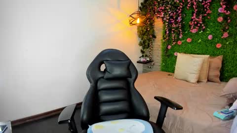 Sarah Deyvis online show from 4, 12, 2025