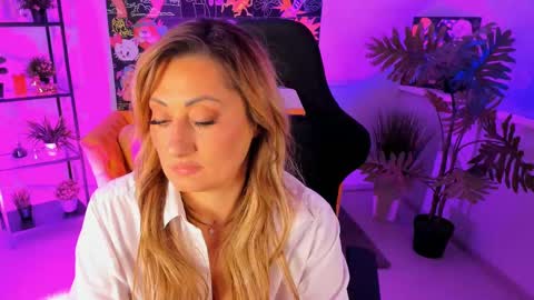 Divine Sarah NONUDE model online show from 8, 3, 2025