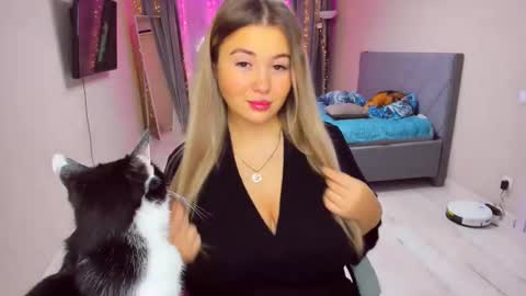 Snapshot of sarahmils chatting on 18, 12, 2025 Sarah online show from 18, 12, 2025