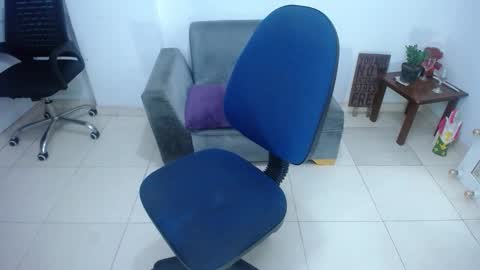 Saraloves online show from 5, 12, 2025