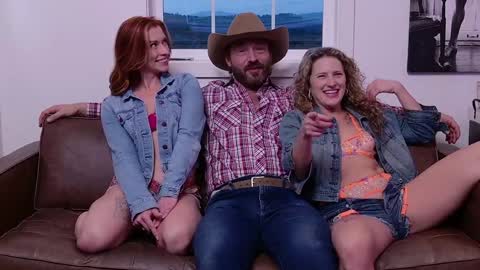 Snapshot of saraloverays chatting on 8, 3, 2025 Back from Vacay Follow for more here online show from 8, 3, 2025