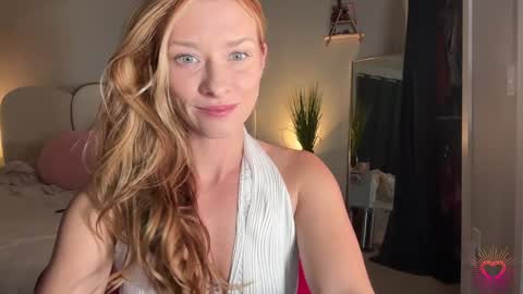 Snapshot of saraloverays chatting on 17, 9, 2025 Back from Vacay Follow for more here online show from 17, 9, 2025