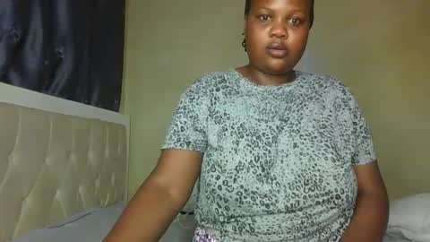 Snapshot of sassie_bee chatting on 16, 11, 2025 sassie_bee online show from 16, 11, 2025