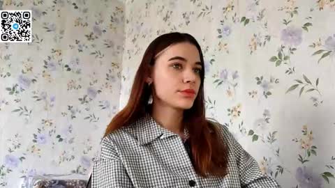 Snapshot of scarlet1flowers chatting on 23, 10, 2025 Kira online show from 23, 10, 2025
