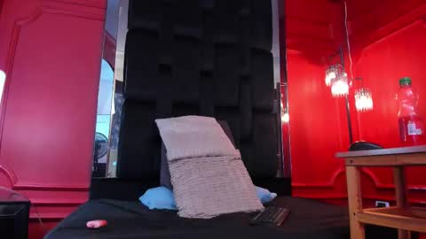 Scarlet Edwars online show from 9, 10, 2025