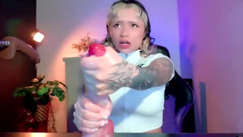 Snapshot of scarlet_gold chatting on 4, 12, 2025 scarlet_gold online show from 4, 12, 2025