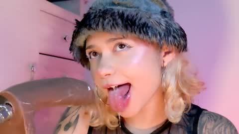 scarlet_gold online show from 6, 4, 2026