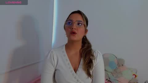 Scarlet  online show from 23, 10, 2025