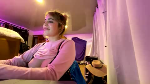 Snapshot of scarlet_whisper chatting on 26, 9, 2025 scarlet whisper online show from 26, 9, 2025