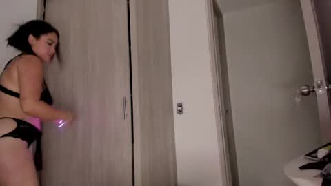 Snapshot of scarlett_diamond chatting on 13, 12, 2024 Scarlett Thumb up please help me 100 its important online show from 13, 12, 2024