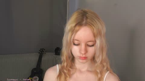 See Its honey bunny  im Lana online show from 25, 6, 2026