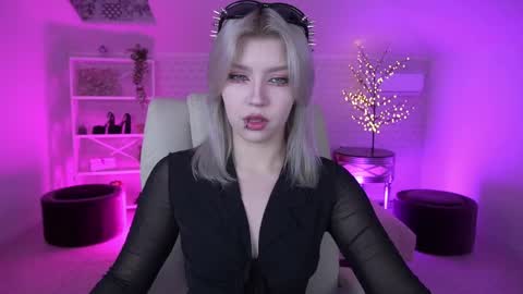 selenairis online show from 3, 6, 2026