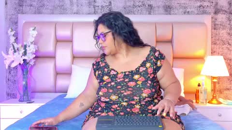 Selenna Cooper online show from 7, 4, 2026