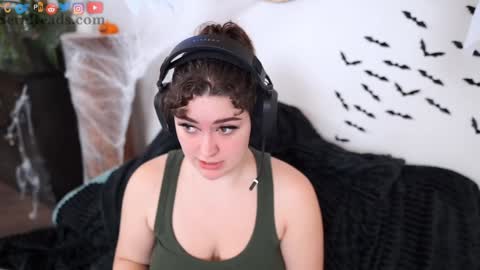 Snapshot of serareads chatting on 29, 10, 2025 SeraReads online show from 29, 10, 2025