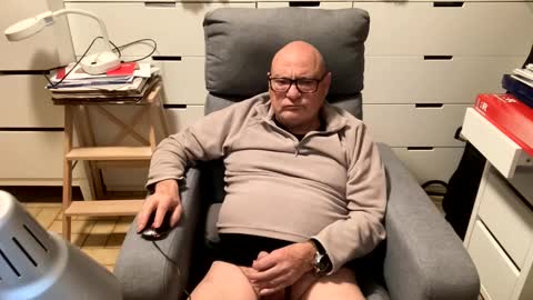 Snapshot of serge8413 chatting on 4, 1, 2025 serge8413 online show from 4, 1, 2025