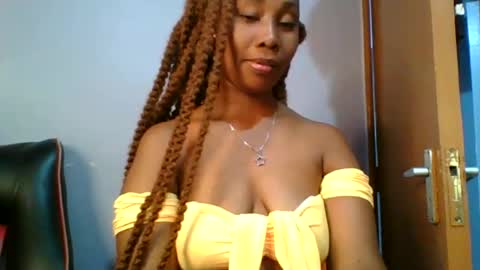 Snapshot of sexie_curvie chatting on 5, 2, 2025 Maggie online show from 5, 2, 2025