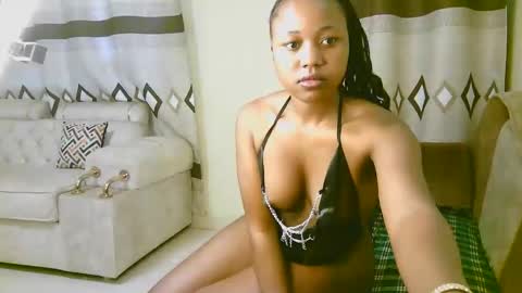 Snapshot of sexy_ariana_2 chatting on 2, 12, 2025 Ariana online show from 2, 12, 2025