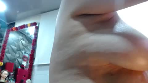 Snapshot of sexy_mature_hot01 chatting on 13, 11, 2025 MARIPOSA online show from 13, 11, 2025