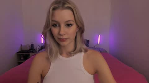 Snapshot of sexy_misses19 chatting on 4, 12, 2024 Ellie Mia online show from 4, 12, 2024