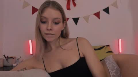 Snapshot of sexy_misses19 chatting on 13, 2, 2025 Ellie Mia online show from 13, 2, 2025