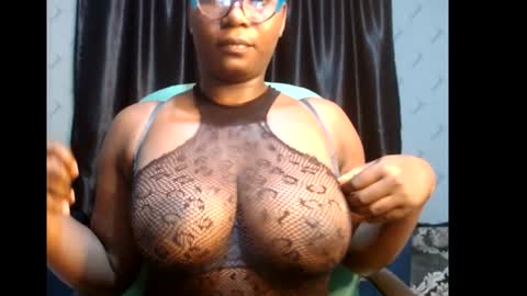 Snapshot of sexy_pearl12 chatting on 6, 2, 2025 zoe online show from 6, 2, 2025