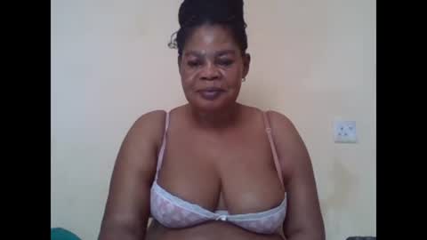 Snapshot of sexydove2 chatting on 27, 2, 2025 EMILY online show from 27, 2, 2025
