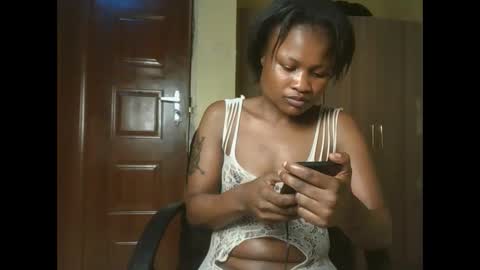 Snapshot of sexyqueenivy chatting on 26, 10, 2025 queenivy online show from 26, 10, 2025