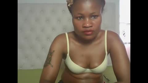 Snapshot of sexyqueenivy chatting on 15, 12, 2025 queenivy online show from 15, 12, 2025