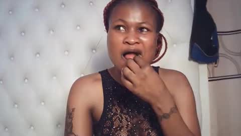 Snapshot of sexyqueenivy chatting on 16, 12, 2025 queenivy online show from 16, 12, 2025