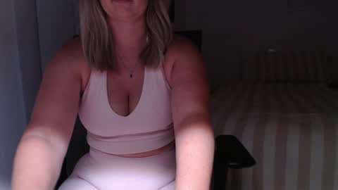 Snapshot of sexyskyee_ chatting on 4, 3, 2025 Skyee online show from 4, 3, 2025