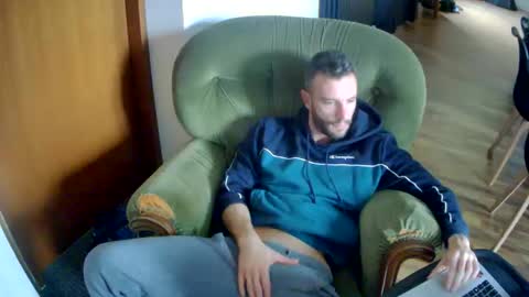 sgabello11 online show from 22, 2, 2025