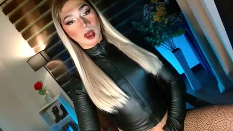 Snapshot of shane_hugexx chatting on 13, 10, 2025 MISS SHANE online show from 13, 10, 2025