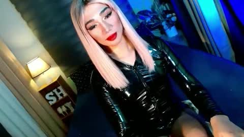 Snapshot of shane_hugexx chatting on 27, 11, 2025 MISS SHANE online show from 27, 11, 2025